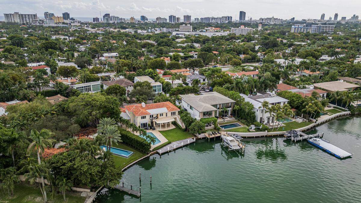 Vista de las casas frente al mar de la Bahía de Biscayne ubicadas en North Bay Road, en Miami Beach.
