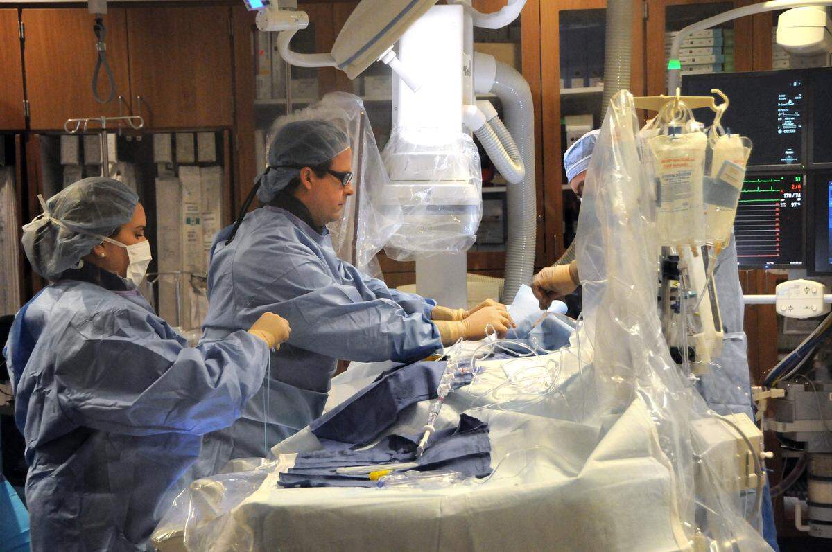 Dr. Miguel Díaz, cardiólogo intervencionista y director médico del programa estructural del corazón de Palmetto General Hospital.