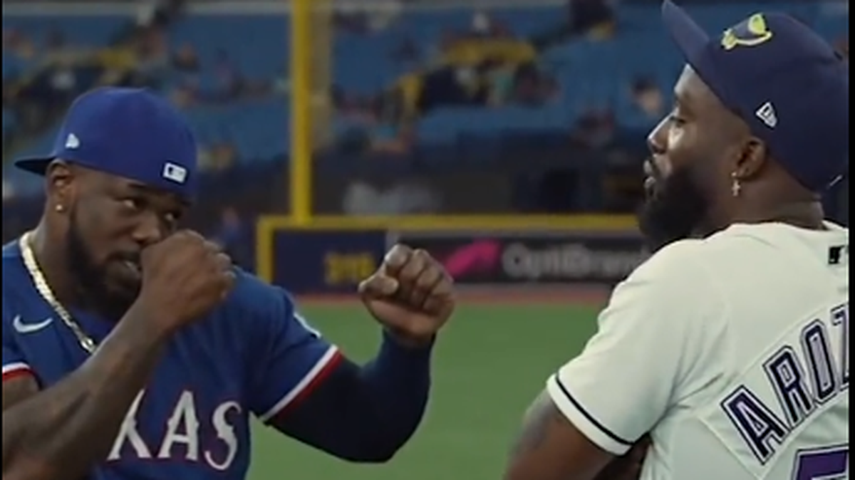 Los peloteros cubanos Adolís García (izq.) y Randy Arozarena bromean antes del primer partido entre los Rangers de Texas y los Rays de Tampa Bay en la ronda de comodines, celebrado el 3 de octubre de 2023 en el Tropicana Field de St. Petersburg, Florida.