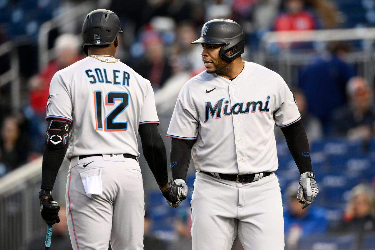 El primera base de los Marlins Jesús Aguilar (der.) recibe el saludo del jardinero cubano Jorge Soler tras pegar un jonrón en el tercer inning del partido ante los Nacionales, celebrado el 27 de abril de 2022 en Washington.