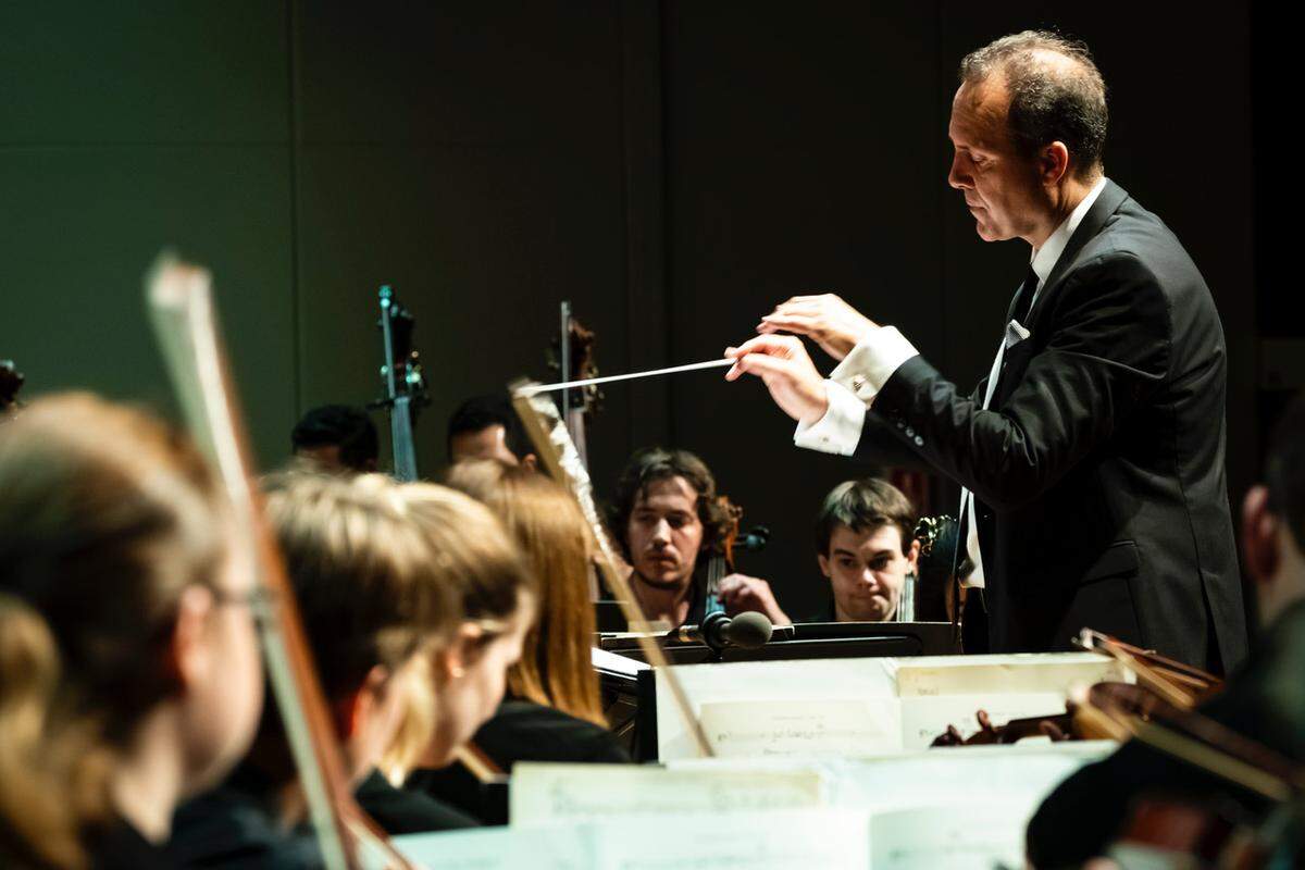 “No hay mayor alegría que estar frente una orquesta”, afirma Scott Flavin, aquí con la orquesta del Instituto Henry Mancini (HMI).