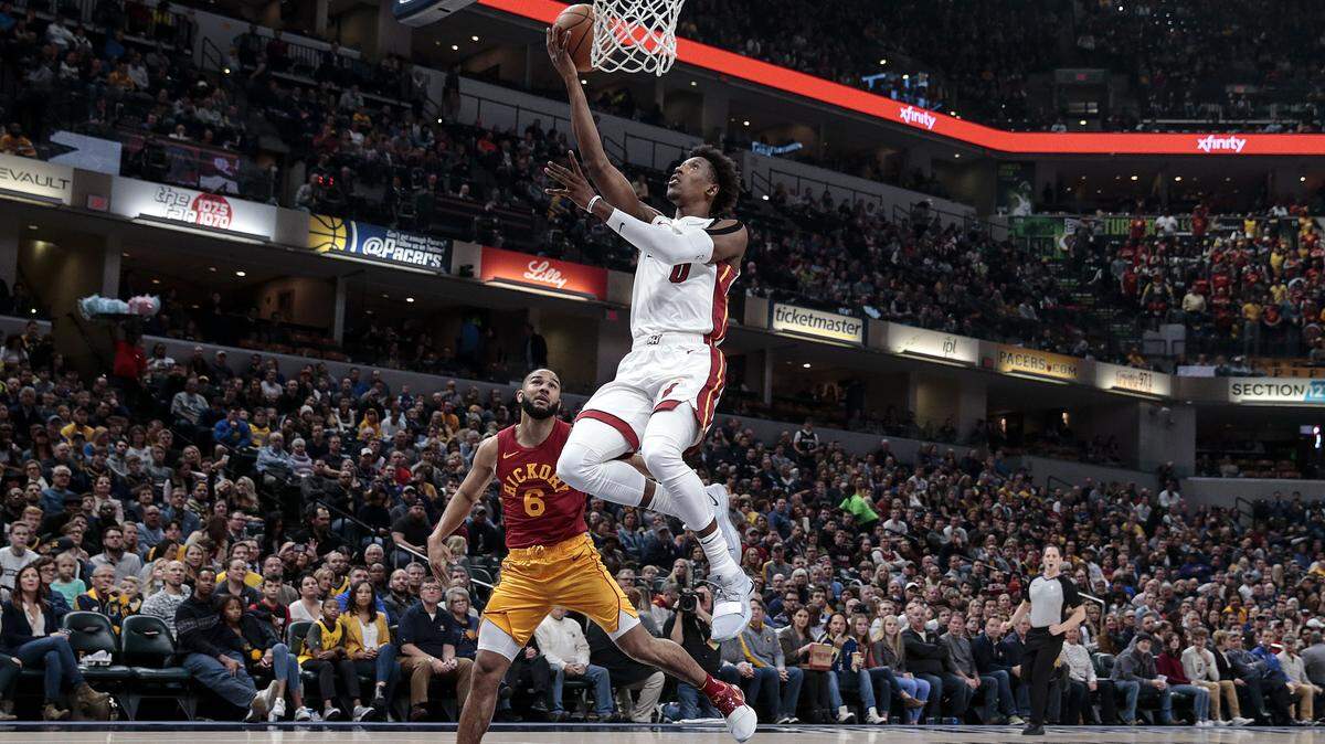 El escolta del Heat Josh Richardson (0) anota una bandeja en el partido contra los Pacers este viernes en Indiana.