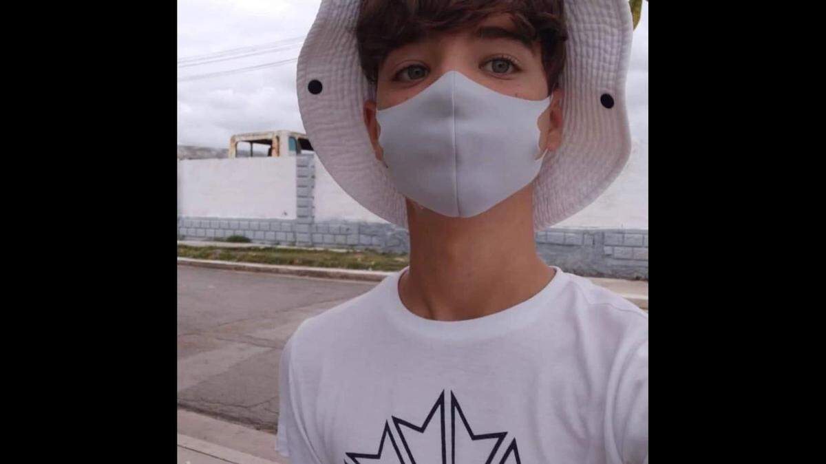 Rainel Rodríguez, un adolescente de 15 años, fue detenido en el municipio de Cárdenas, en Matanzas, luego de salir vestido de blanco el 15 de noviembre, día de la Marcha Cívica por el Cambio en Cuba. (foto tomada al perfil de Facebook de Archipiélago)