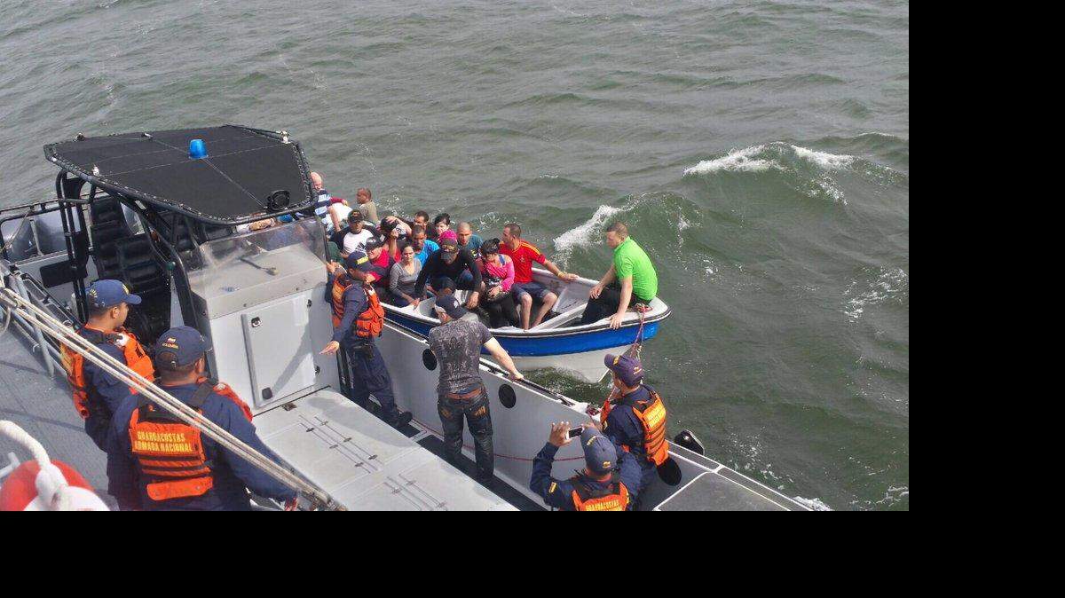 La Armada colombiana rescató este domingo a 20 inmigrantes cubanos, quince hombres y cinco mujeres, que estaban a la deriva en el golfo de Urabá (noroeste), a bordo de una embarcación sin nombre y sin matrícula, a unas cuatro millas de la costa atlántica. Foto tomada de Twitter @armadacolombia