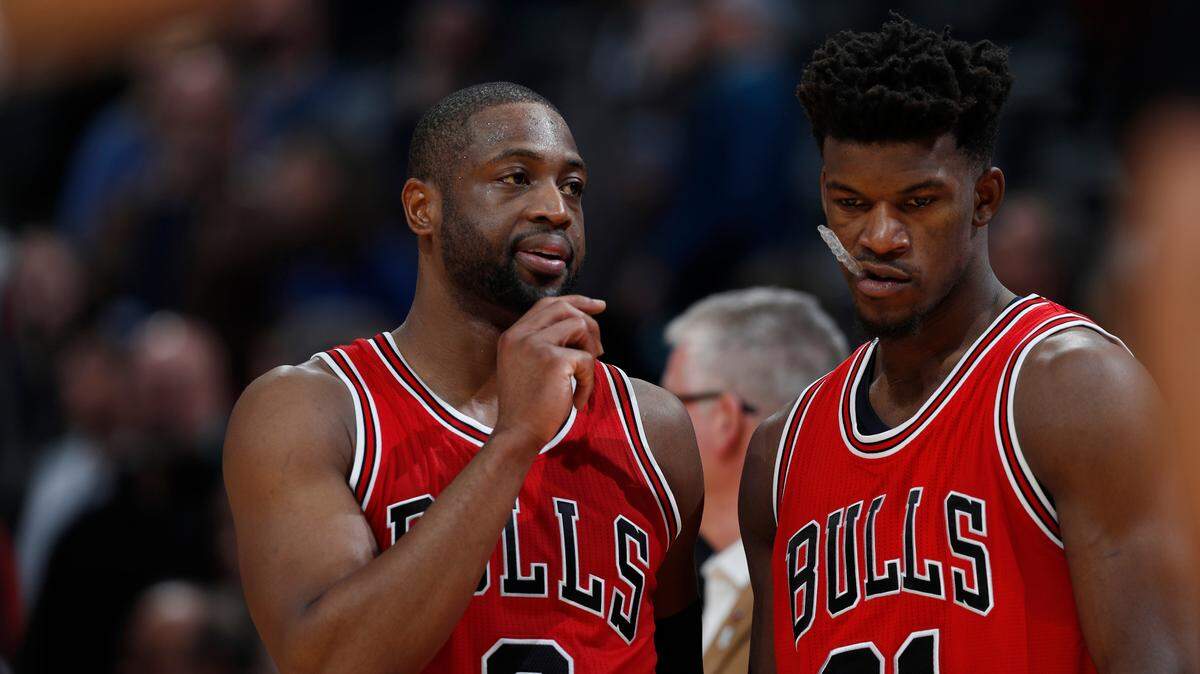 Dwyane Wade (#3) conversa con Jimmy Butler  en un partido entre los Bulls de Chicago y los Nuggets de Denver, el 22 de noviembre de 2016.