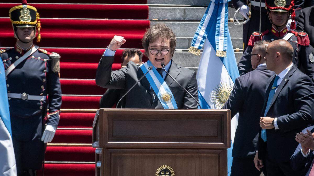  El presidente argentino, Javier Milei, convocó sesiones extraordinarias en el Congreso adonde enviará un temario de once puntos entre los que se encuentra un proyecto de ley para reformar el Estado y el uso de boleta única en papel para futuras elecciones.