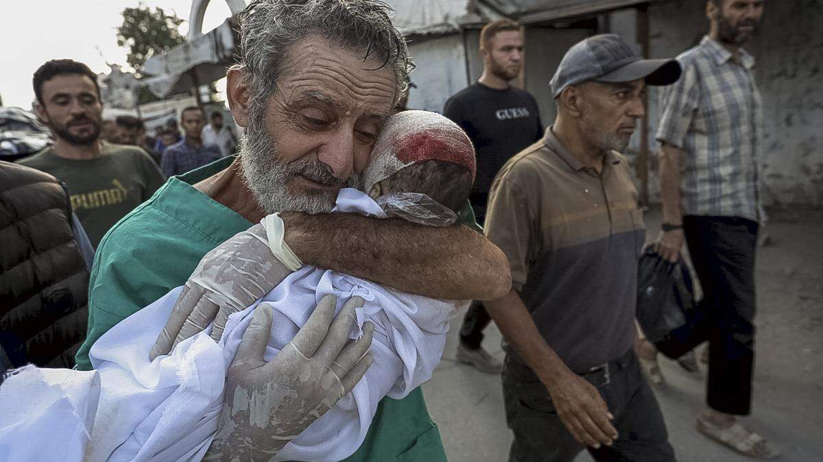 Despedida a un bebé de 7 meses que perdió la vida junto a sus padres en un bombardeo que alcanzó su hogar en el barrio Al-Daraj, al este de Al-Tuffah, en la Ciudad de Gaza, el 14 de julio de 2025. El ataque fue realizado por artillería ubicada en las zonas orientales de la ciudad.