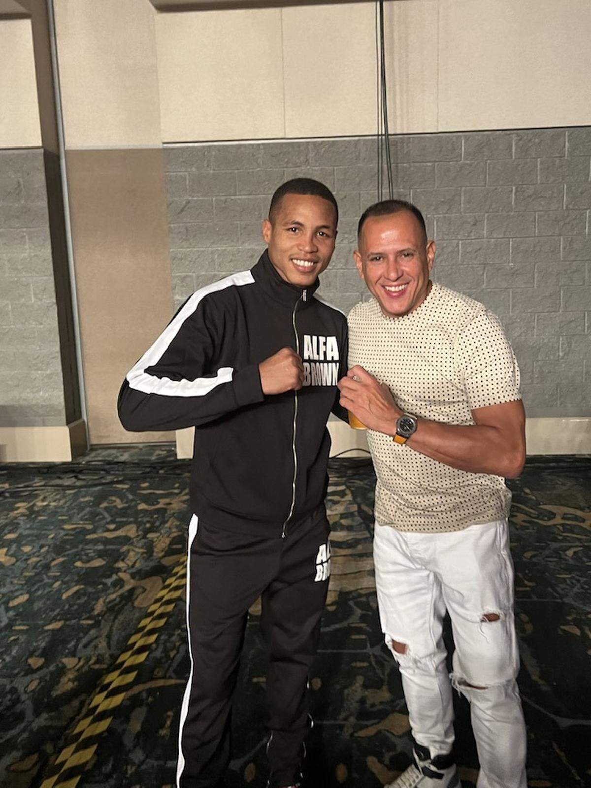 KEVIN BROWN con un aficionado en Orlando tras imponerse en su debut profesional.