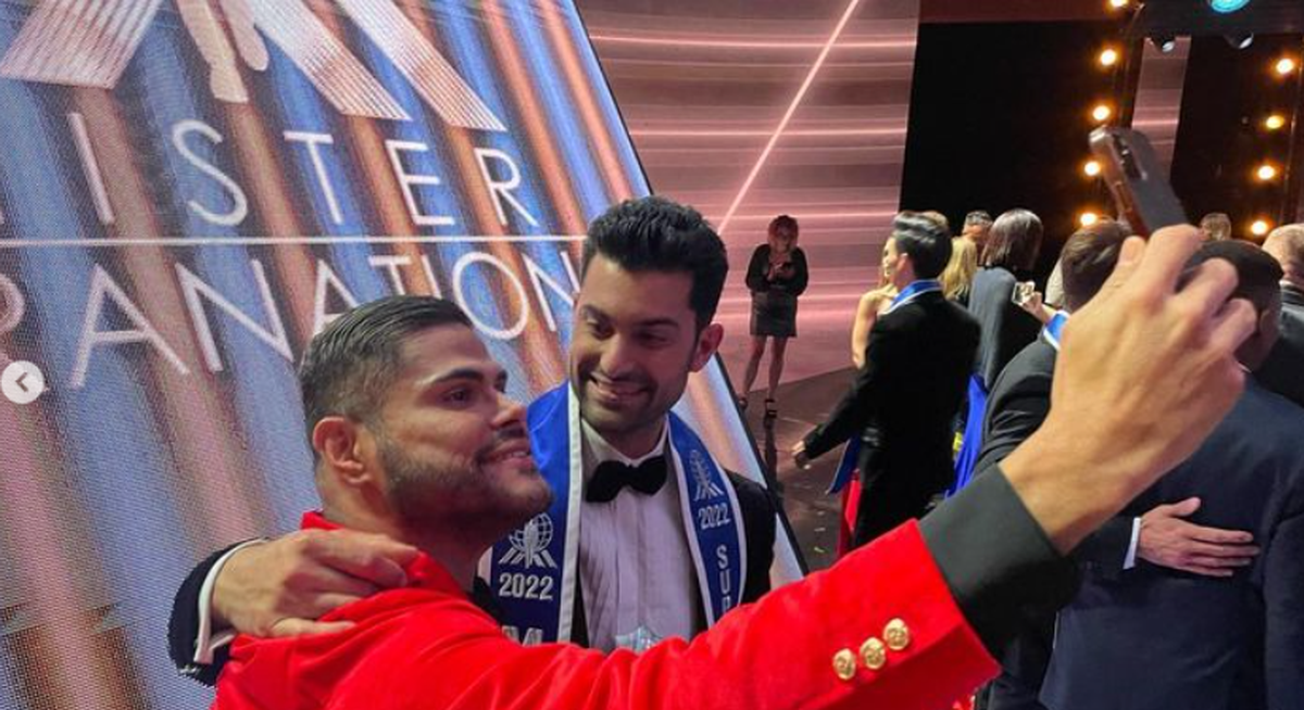 Prince Julio César con el cubano Luis Daniel Gálvez, que logró el título de Mister Supranational en Polonia, en el 2022, cuando el diseñador era dueño de la franquicia de Mister Supranational Cuba.