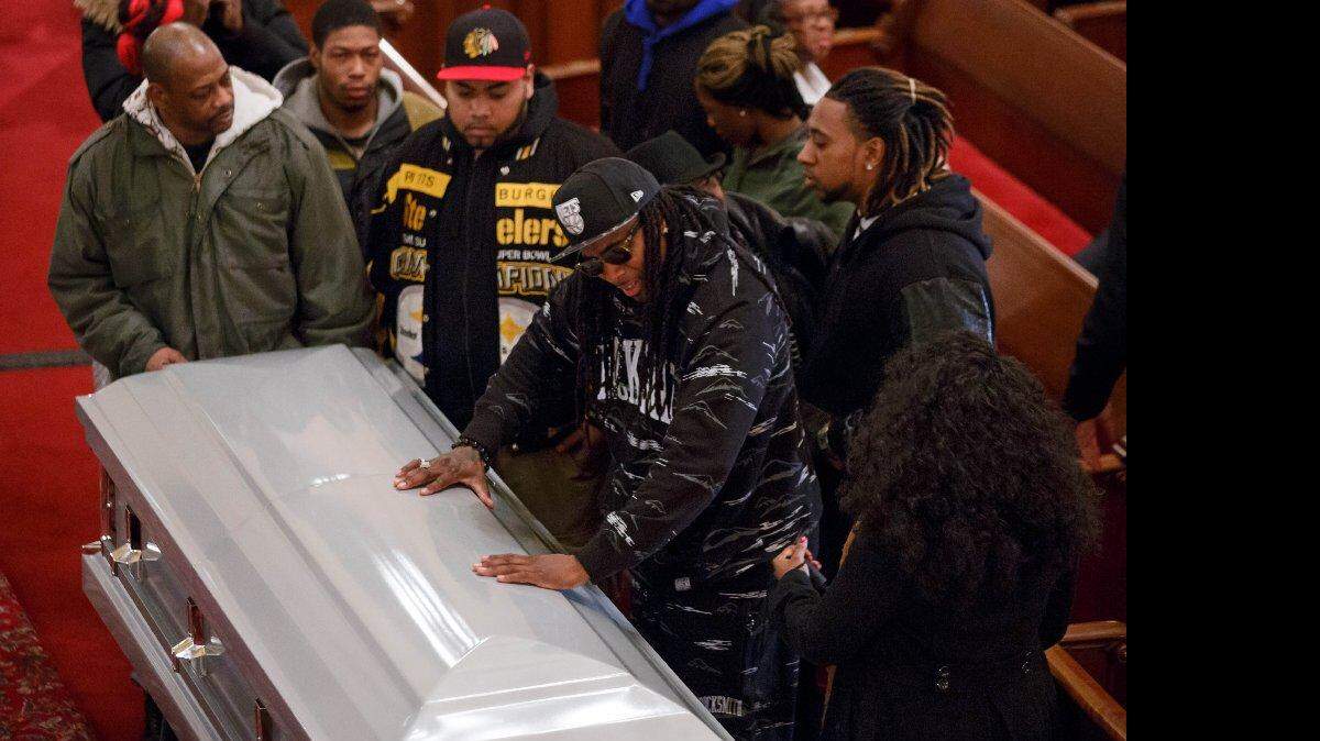 Los dolientes rodean el ataúd de Akai Gurley, de 28 años de edad, durante su velatorio en Brown Memorial Baptist Church de Nueva York, el viernes, 5 de diciembre de 2014. Un oficial de policía de la ciudad de Nueva York le dio un tiro a Gurley mientras patrullaba una escalera a oscuras en un complejo público de viviendas el 20 de noviembre de 2014.