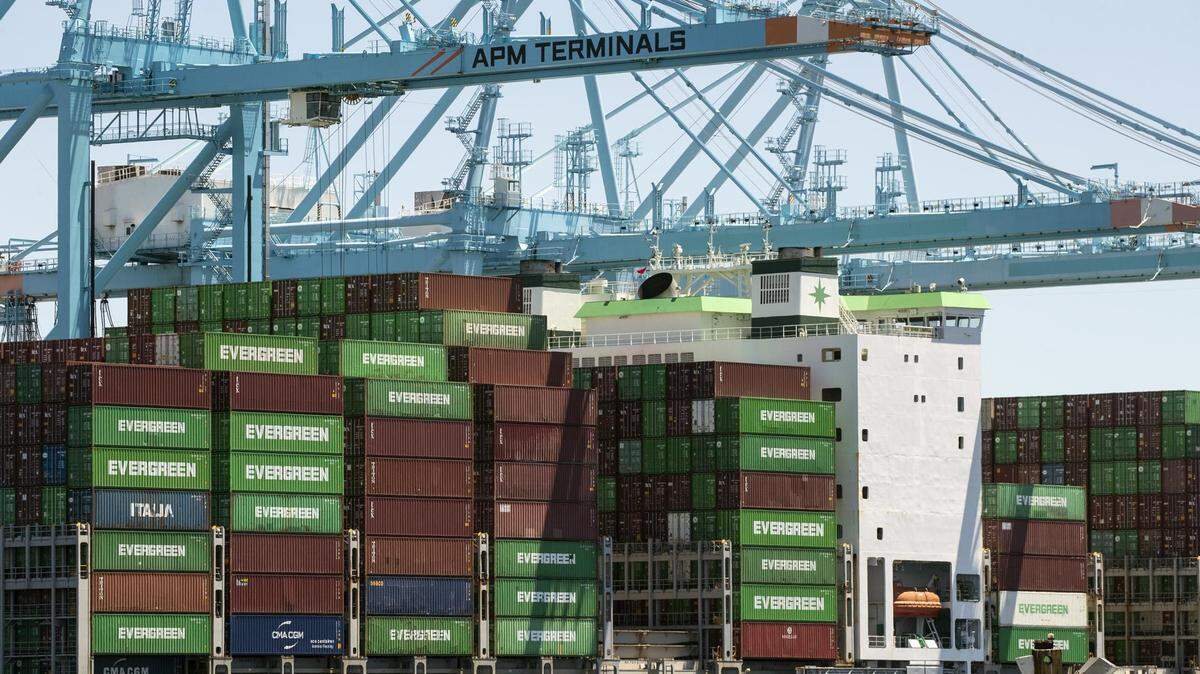 Fotografía de archivo del 7 de julio de 2022 de un buque con contenedores en el puerto de Los Ángeles, California. El comercio entre China y Estados Unidos se desplomó 30% en mayo ante el impacto de la guerra comercial entre ambas potencias.