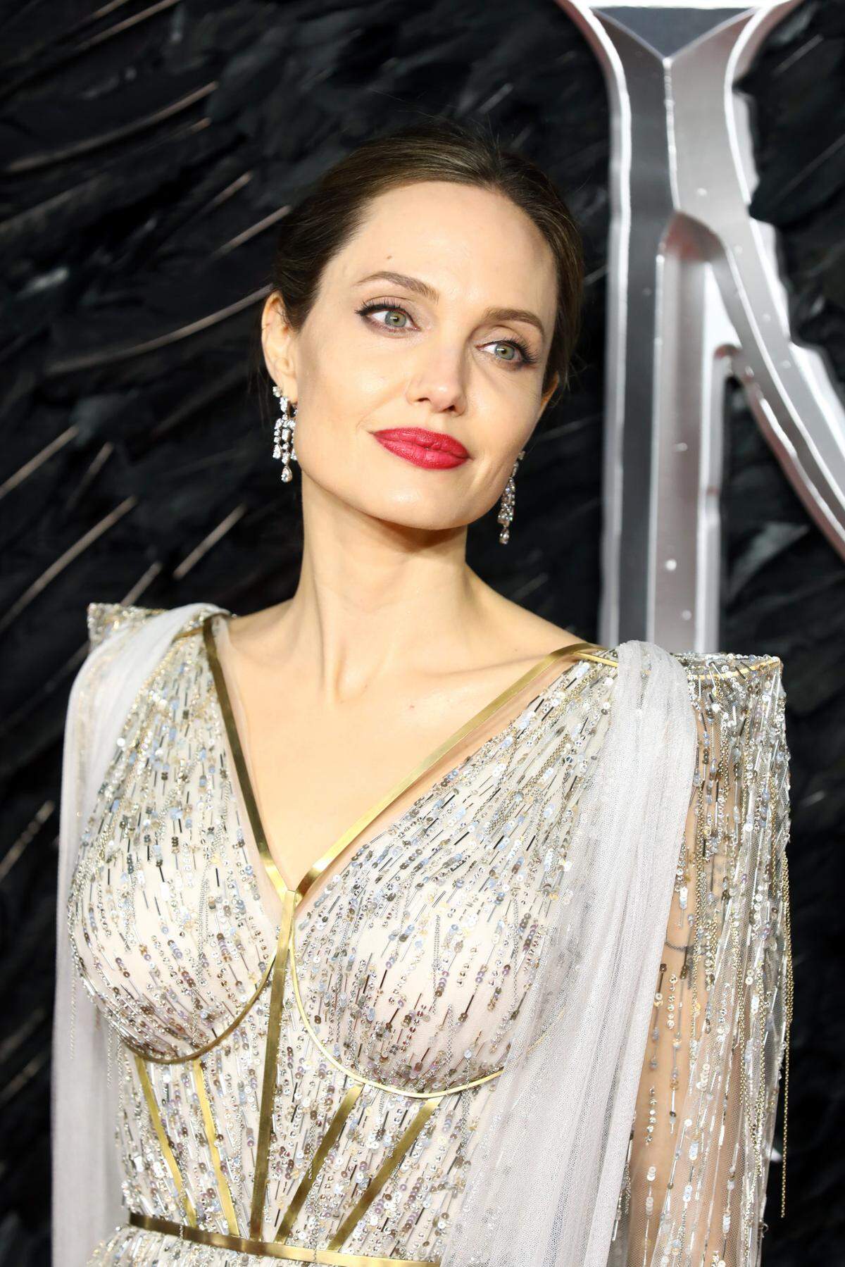 Angelina Jolie lleva una combinación de dorado y plateado en este vestido de gala para el estreno de ‘Maleficent: Mistress of Evil’ en Odeon IMAX Waterloo, en octubre del 2019 en Londres.