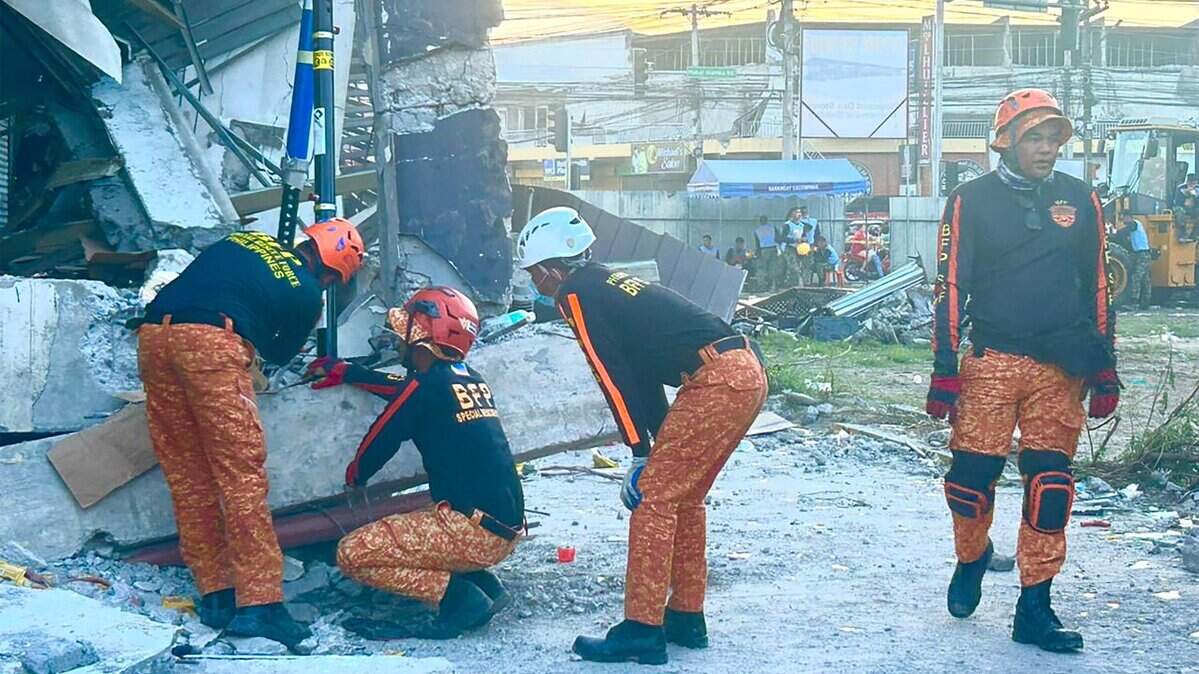 Equipos de rescate realizan una operación en un edificio colapsado tras un terremoto de magnitud 7,8 en Ciudad General Santos el 8 de junio de 2026.