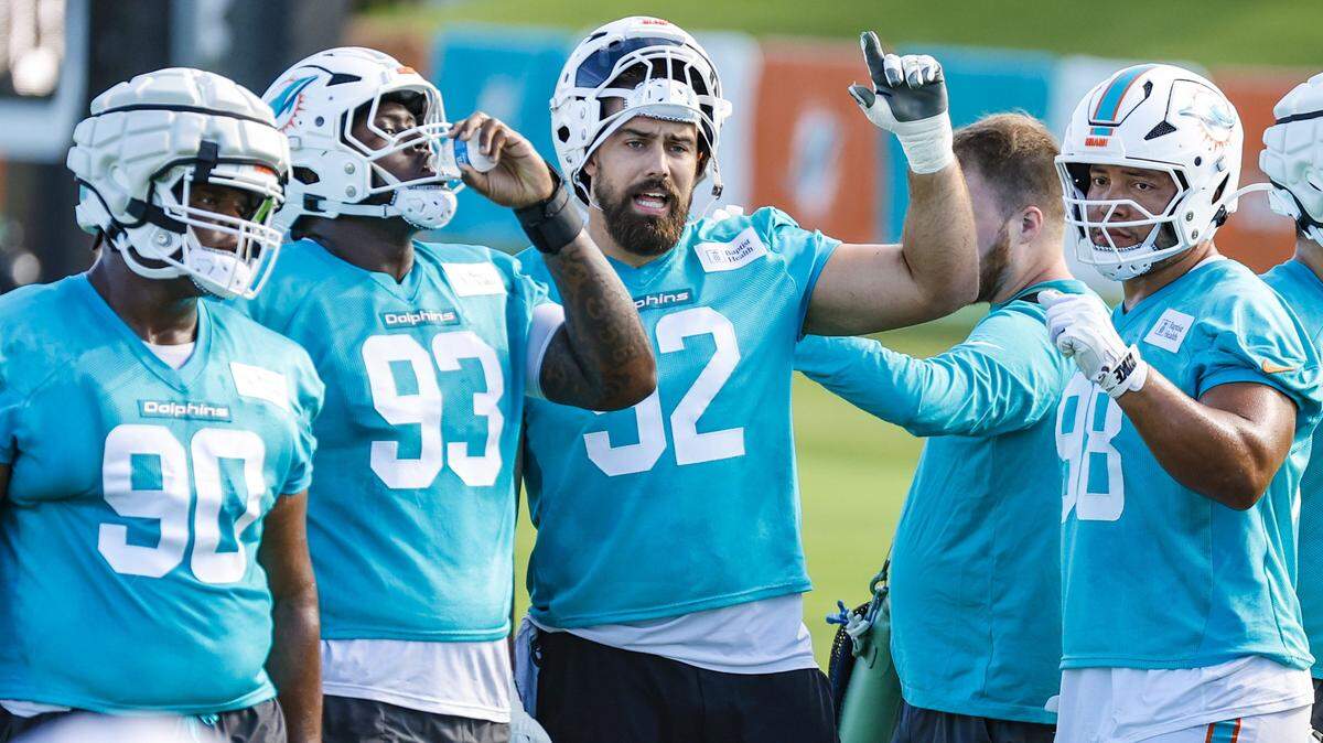 El defensive end de los Dolphins Zach Sieler (92) habla con sus compañeros de equipo en un entrenamiento celebrado el 24 de julio de 2025 en Miami Gardens, Florida.