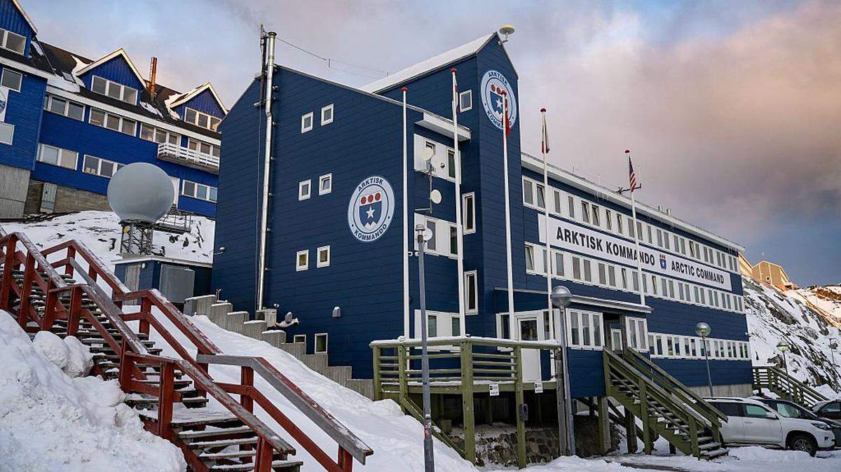 En la imagen, tomada en Nuuk, Groenlandia, el 15 de enero de 2026, se muestra la sede del Mando Ártico Conjunto, encargado de las tareas de defensa en Groenlandia y las Islas Feroe y sus alrededores. El primer ministro danés declaró el 15 de enero de 2026 que la ambición de Estados Unidos de tomar el control de Groenlandia seguía “intacta” y que persistía un “desacuerdo fundamental” entre ambos países, a pesar de las importantes conversaciones celebradas en la Casa Blanca.