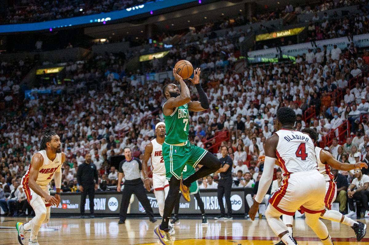 El jugador de los Celtics de Boston Jaylen Brown (7) entra al aro ante la marca de Gabe Vincent, del Heat, en el partido celebrado el 29 de mayo de 2022 en Miami.