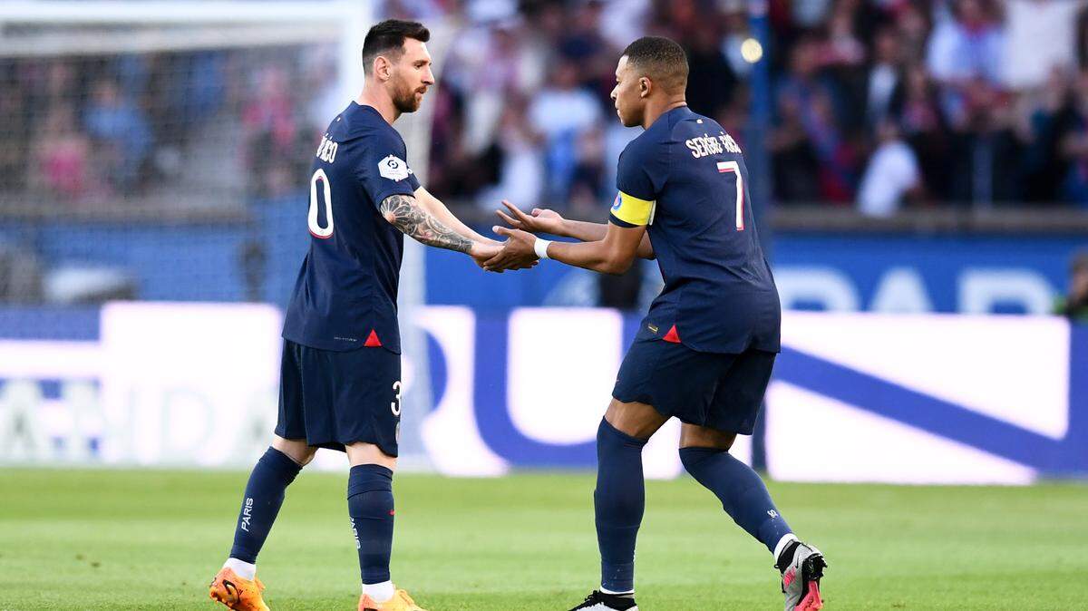 Lionel Messi (izq.) y Kylian Mbappé tras una jugada con el Paris Saint Germain ante el Clermont, el sábado en París.
