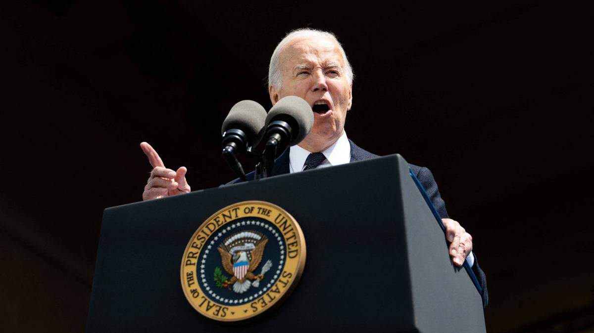 El presidente de Estados Unidos, Joe Biden, da un discurso el 6 de junio de 2024, en Colleville-sur-mer, Francia, durante la conmemoración del desembarco en Normandia, maniobra militar clave que ayudó a derrotar las tropas nazis.
