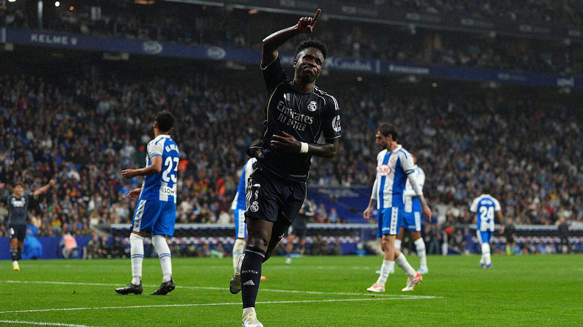 Con un doblete de Vinícius Jr, Real Madrid derrotó 2-0 al Espanyol el domingo y evitó la coronación anticipada de Barcelona en la liga española.