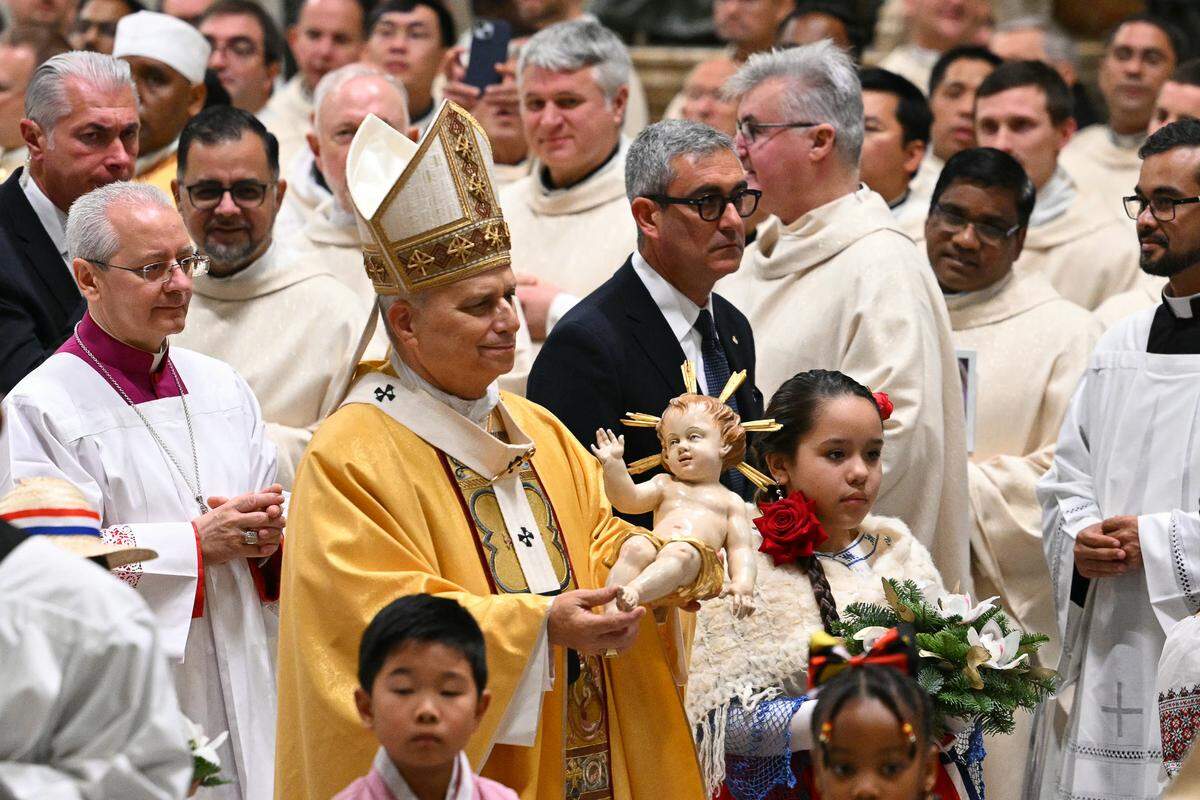 El Papa León XIV lleva la estatua del Niño Jesús al final de la misa de Nochebuena en la Basílica de San Pedro en el Vaticano, el 24 de diciembre de 2025.