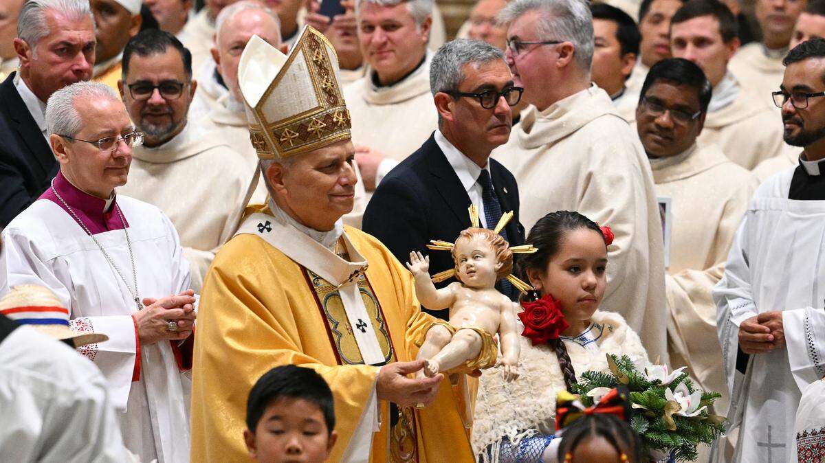 El Papa León XIV lleva la figura del Niño Jesús al final de la misa de Nochebuena en la Basílica de San Pedro en el Vaticano, el 24 de diciembre de 2025.