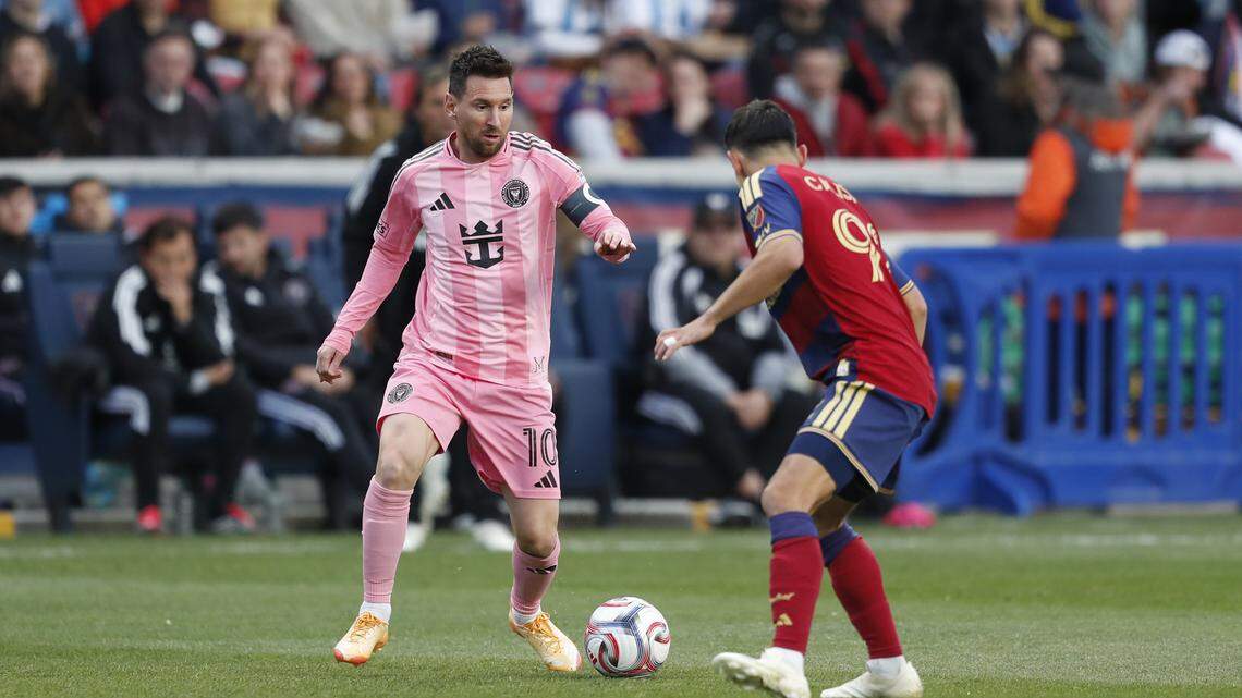 Lionel Messi (10) del Inter Miami CF, conduce el balón durante el partido de la MLS entre el Real Salt Lake y el Inter Miami CF en el America First Field, el 22 de abril de 2026 en Sandy, Utah.