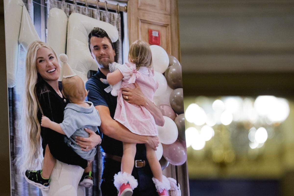 Se muestra una foto de Charlie Kirk, su esposa Erika Kirk y sus dos hijos durante una vigilia en honor a Charlie Kirk en Statuary Hall del Capitolio de Estados Unidos en Washington D.C., el lunes 15 de septiembre de 2025.