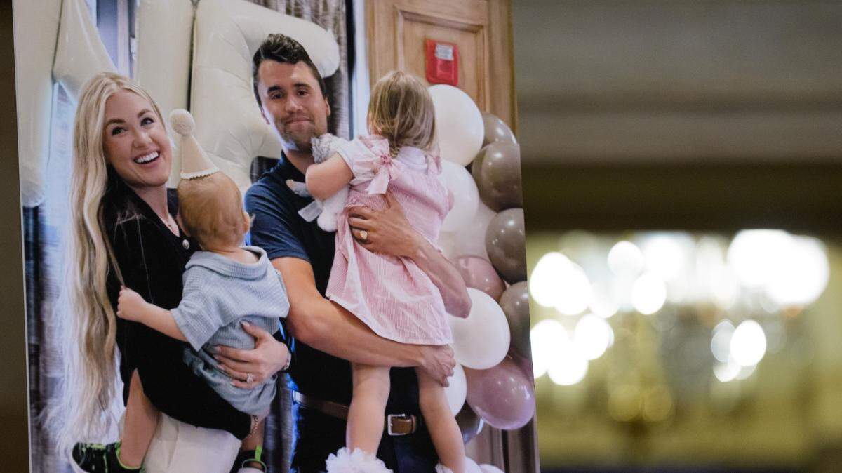 Se muestra una foto de Charlie Kirk, su esposa Erika Kirk y sus dos hijos durante una vigilia en honor a Charlie Kirk en Statuary Hall del Capitolio de Estados Unidos en Washington D.C., el lunes 15 de septiembre de 2025.