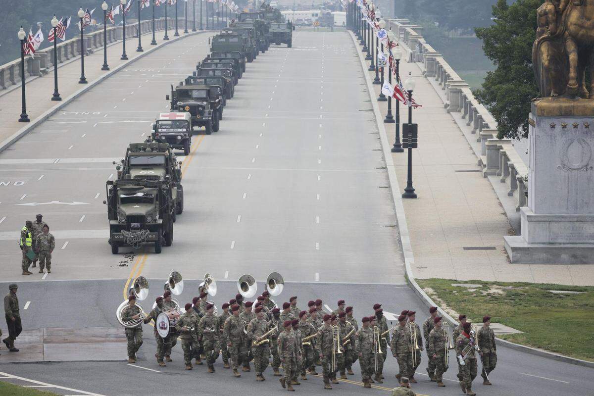 Miembros de las fuerzas armadas de Estados Unidos participan en el desfile del 250.º aniversario del Ejército de Estados Unidos en Washington, DC, el sábado 14 de junio de 2025. ALLISON DINNER/EFE