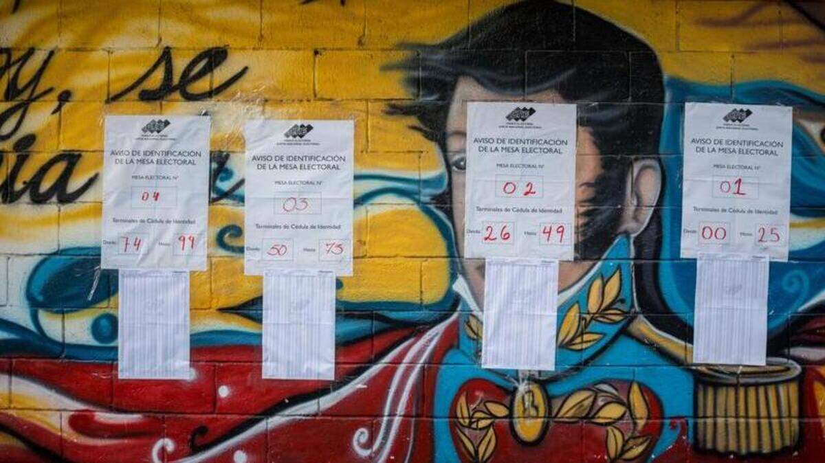 Fotografía de avisos informativos para los votantes en las elecciones de concejales del domingo, en Caracas.