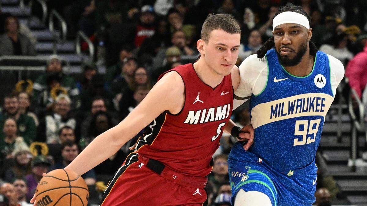 El jugador del Heat Nikola Jovic (izq.) conduce el balón ante la marca de Jae Crowder, de los Bucks, en el partido celebrado el 13 de febrero de 2024 en Milwaukee.
