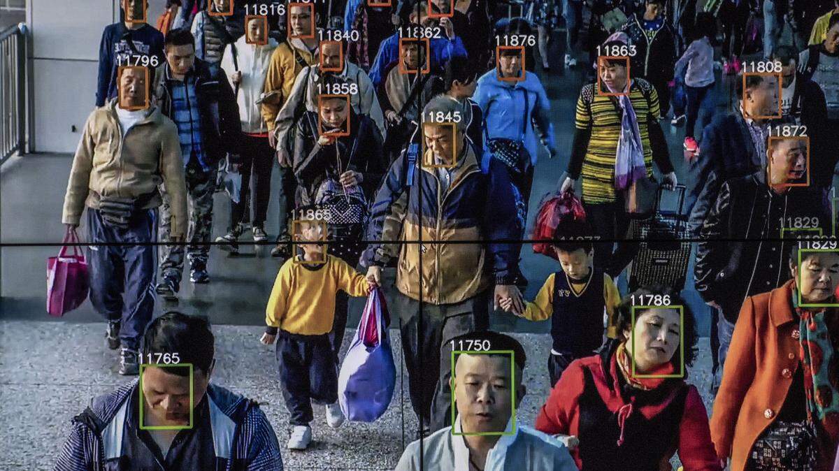 Varios monitores muestran un video que enseña el reconocimiento facial utilizado en las oficinas de la compañía de inteligencia artificial, Megvii, en Baijing.