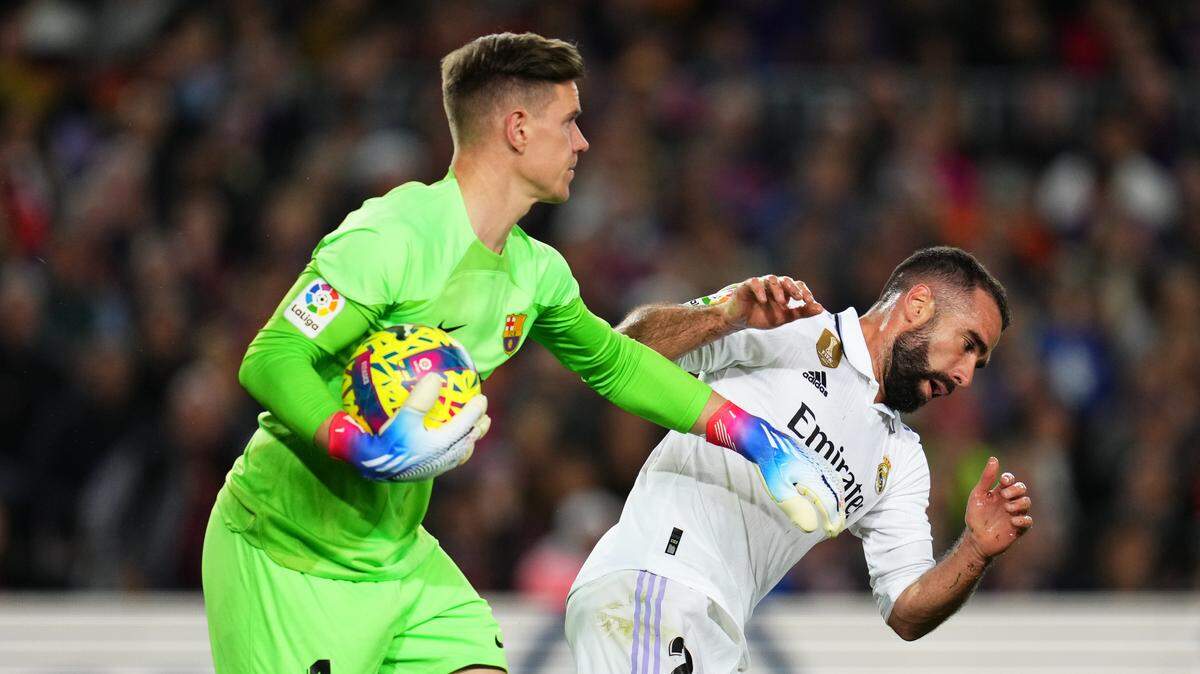El jugador del Real Madrid Daniel Carvajal (der.) y el portero de Barcelona Marc-Andre Ter Stegen durante una jugada del partido celebrado en el estadio Spotify Camp Nou, el 19 de marzo de 2023 en Barcelona, España.