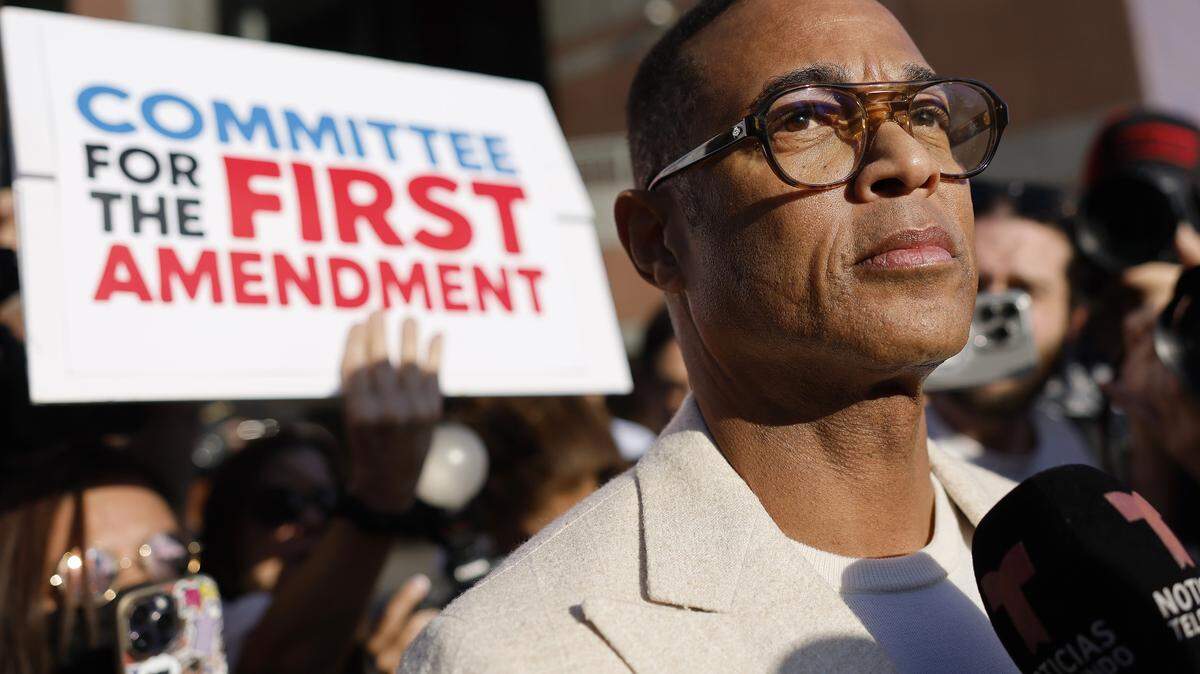 El periodista Don Lemon observa tras emitir una declaración a los medios fuera de un tribunal federal el 30 de enero de 2026 en Los Ángeles, California.