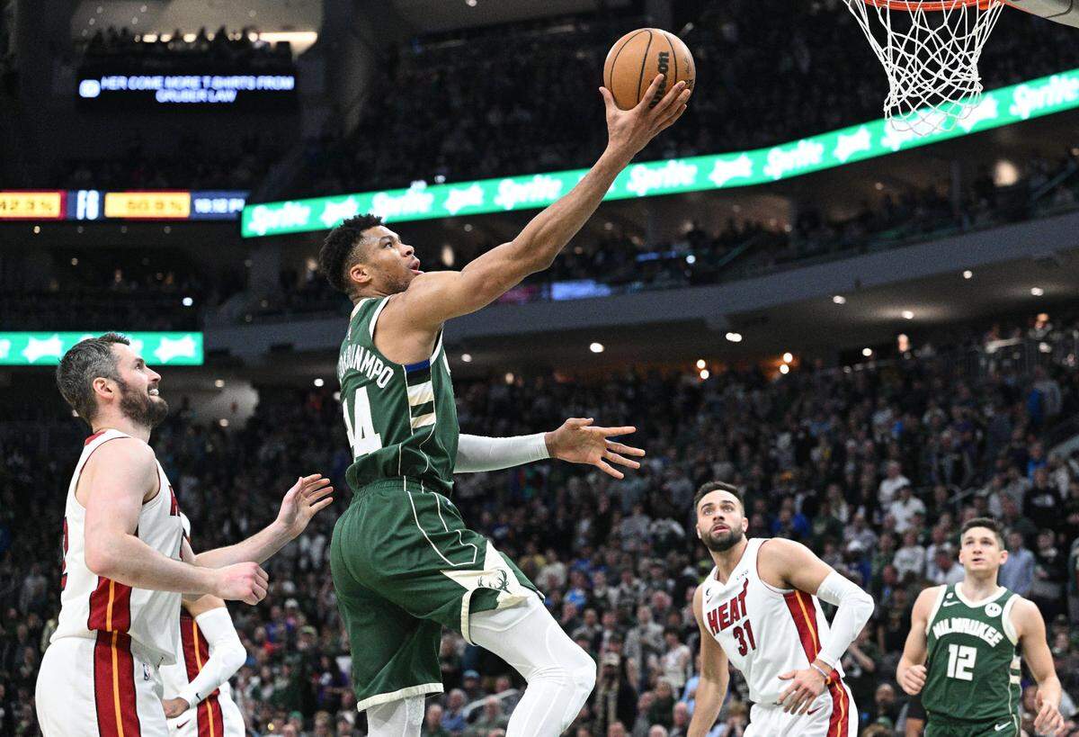 El jugador de los Bucks Giannis Antetokounmpo entra al aro en la defensa del Heat de Miami, en el quinto partido de la serie de playoffs de la NBA, celebrado el 26 de abril de 2023 en Milwaukee.
