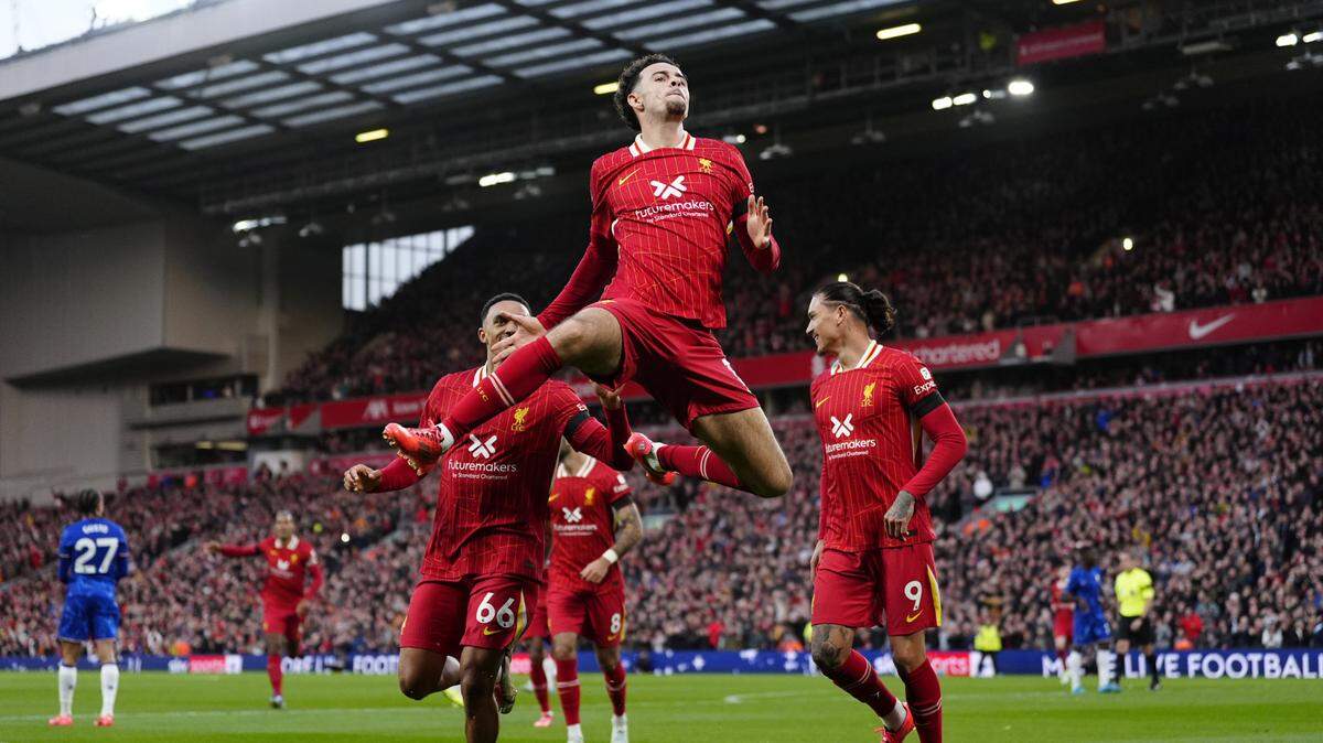 El jugador de Liverpool Curtis Jones (centro) celebra tras anotar un gol ante el Chelsea, en el partido de la liga inglesa celebrado el 20 de octubre de 2024 en Anfield, Liverpool.