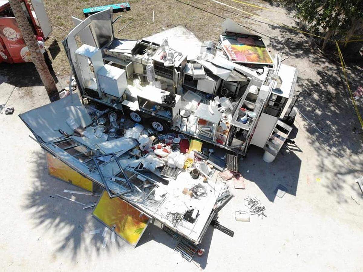 El camión de comida participaba como vendedor en el Festival de Mariscos de este fin de semana que se lleva a cabo dentro de Riverside Park. Una persona sufrió quemaduras graves y fue trasladada en avión a la Unidad de Quemados del Hospital Arnold Palmer en Orlando para recibir tratamiento.