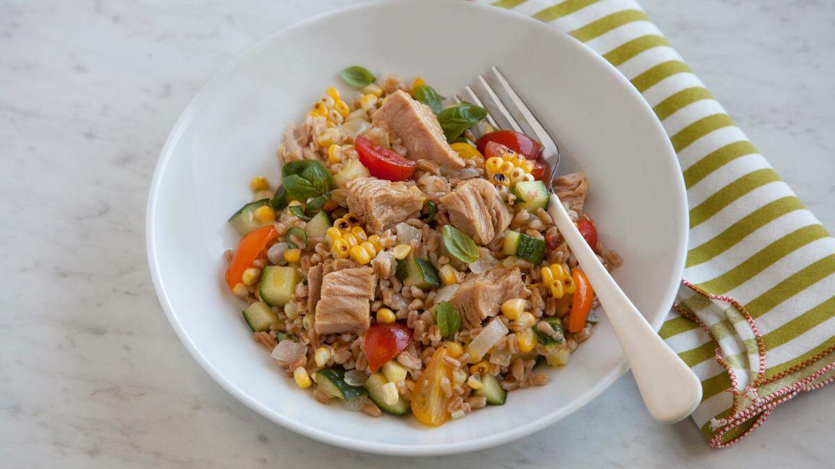 Ensalada con farro y atún.