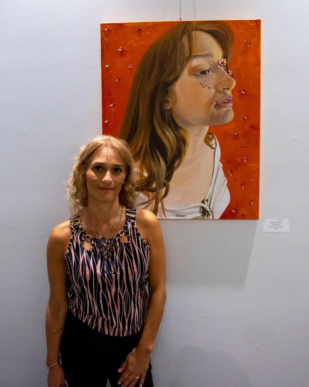La artista argentina Elizabeth Colazo con su pieza ‘El asombro’ durante la exhibición de artistas latinoamericanos en el Milander Center en Hialeah, Florida, el viernes 30 de septiembre de 2022.