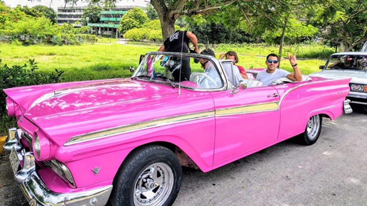 Aric Almirola pasea por La Habana con una joya de cuatro ruedas.