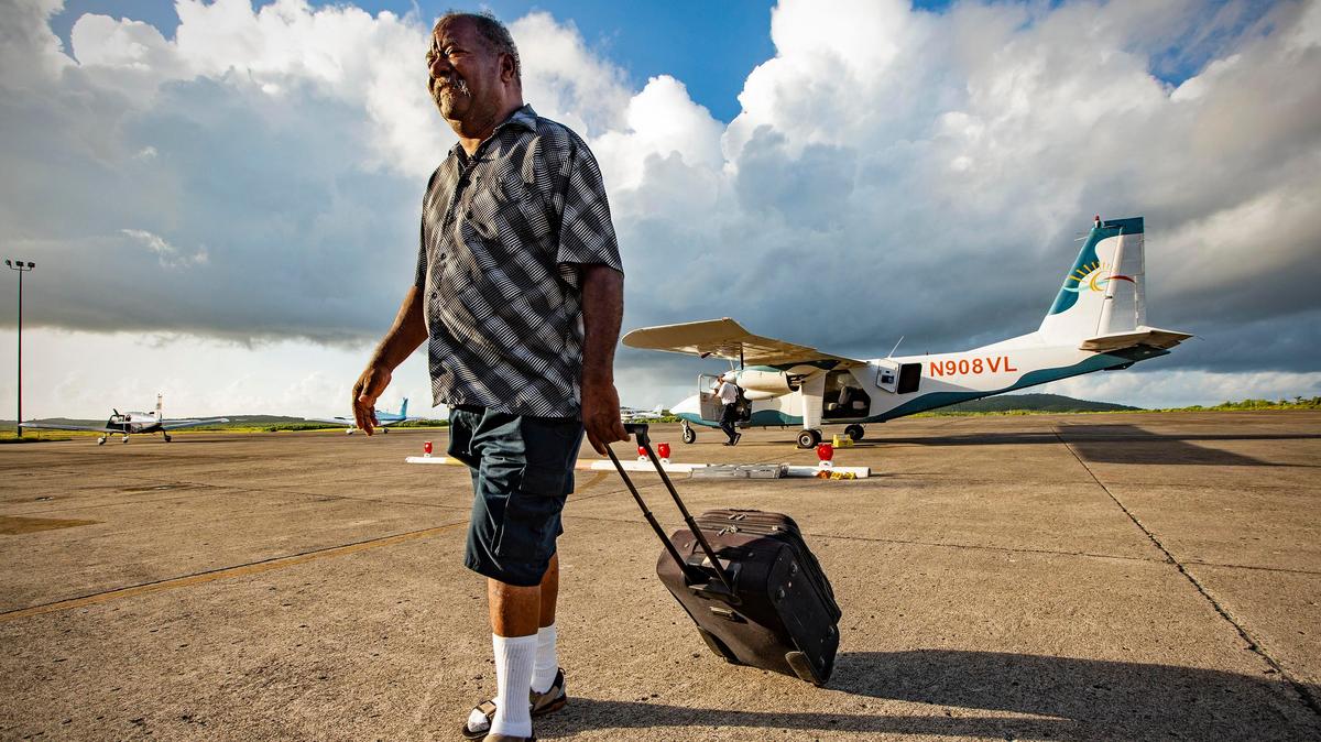 Radamés Cabral Trinidad, de 65 años, llega al Aeropuerto José Aponte de la Torre, que presta servicios a Ceiba, un poblado costero en Puerto Rico, el 15 de agosto del 2018. Trinidad va en avioneta a un centro de diálisis en Humacao tres veces a la semana en un viaje que dura todo el día.