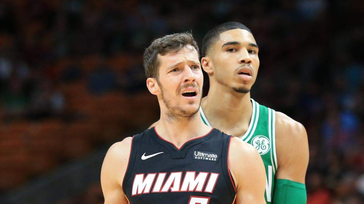 Goran Dragic (7) gesticula luego de una jugada en el partido entre el Heat y los Celtics, el 28 de octubre de 2017 en Miami.