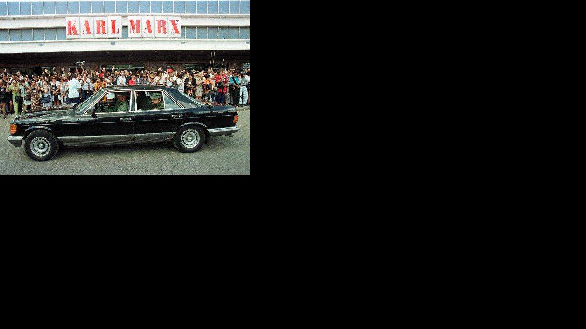 El Teatro Karl Marx en La Habana, Cuba, en 1997. En esta foto se ve el carro blindado Mercedes Benz que transportaba al mandatario cubano Fidel Castro el martes, 04 de febrero 1997.