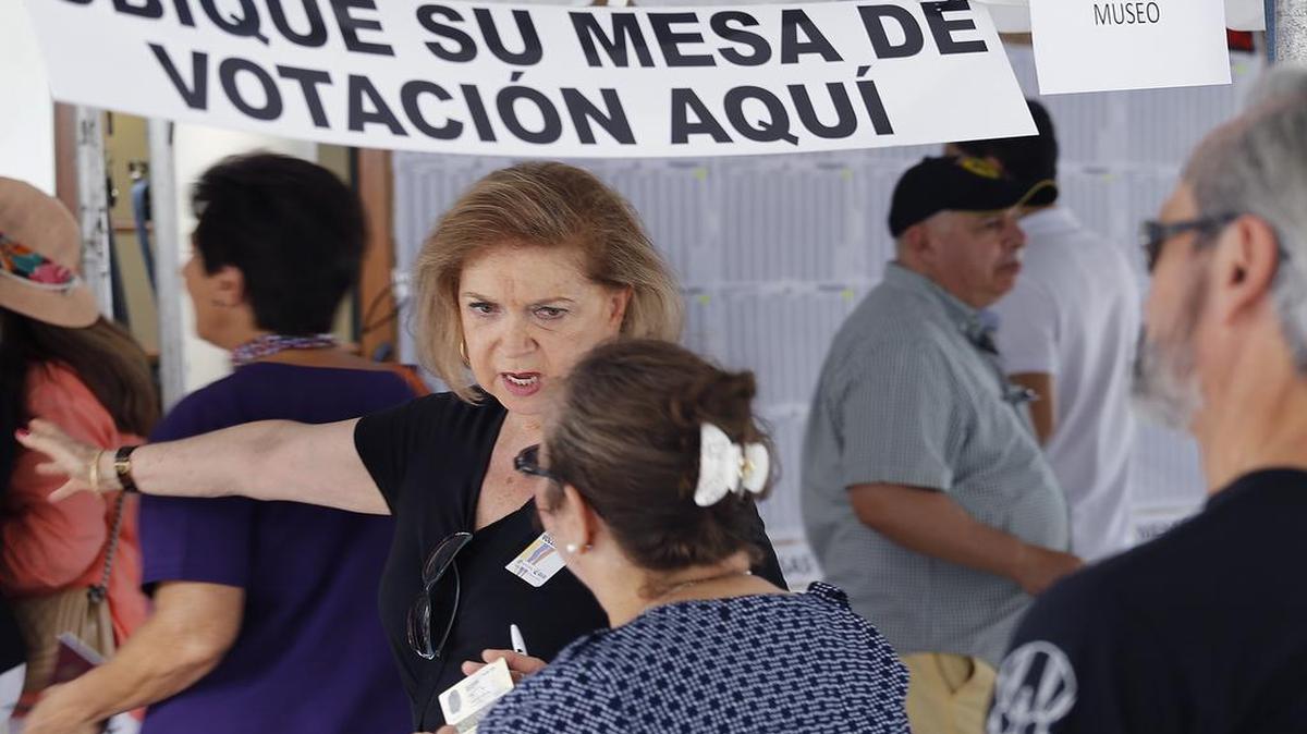 Ciudadanos colombianos participan en el plebiscito de los acuerdos de paz en el Consulado de Colombia en Coral Gables.