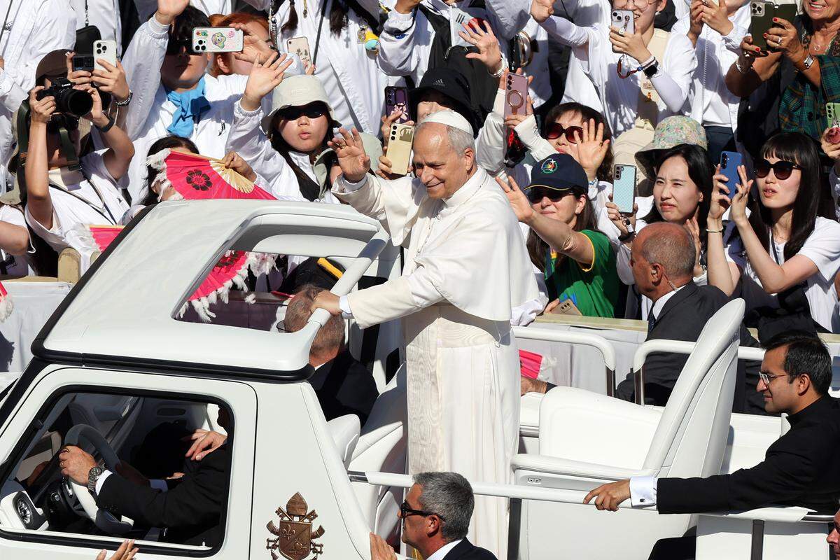 El papa León XIV saluda desde el papamóvil a cientos de feligreses reunidos en la Plaza de San Pedro, en la Ciudad del Vaticano, el domingo 28 de septiembre de 2025.