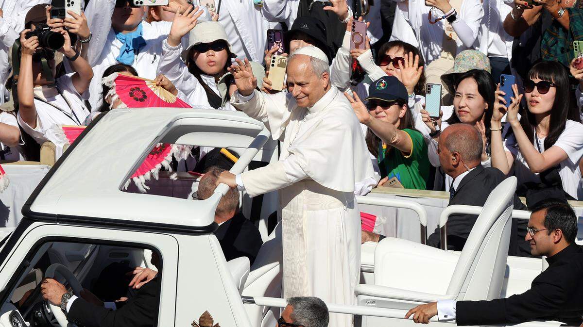 El papa León XIV saluda desde el papamóvil a cientos de feligreses reunidos en la Plaza de San Pedro, en la Ciudad del Vaticano, el domingo 28 de septiembre de 2025.