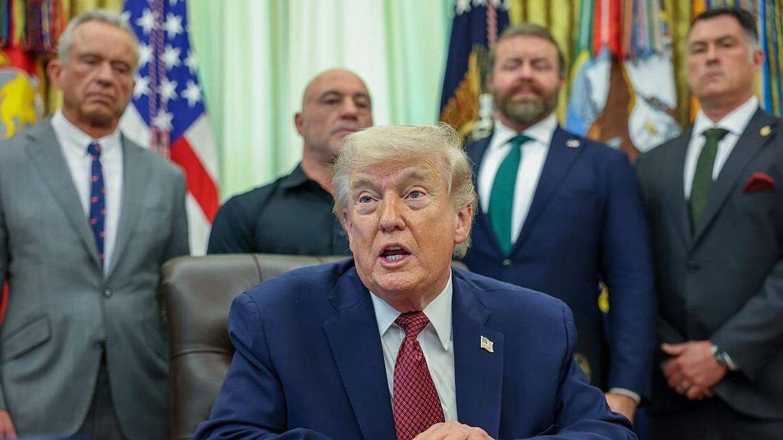 El presidente de los EEUU, Donald Trump, habla en el Despacho Oval tras firmar una orden ejecutiva el 18 de abril de 2026 en Washington, DC. La orden ejecutiva instruye a la Administración de Alimentos y Medicamentos (FDA) a emitir nuevas directrices sobre el uso de fármacos psicodélicos destinados a ensayos clínicos para veteranos estadounidenses que padecen trastorno de estrés postraumático.