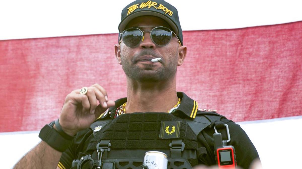 El líder de Proud Boys, Henry “Enrique” Tarrio, usa un sombrero que dice The War Boys durante un mitin en Portland, Oregon, el 26 de septiembre de 2020. Tarrio se declaró inocente el martes 5 de abril de 2022 de los cargos de que lideró un complot para detener la certificación del Congreso de la victoria de Joe Biden en 2020. (Foto AP/Allison Dinner, archivo)