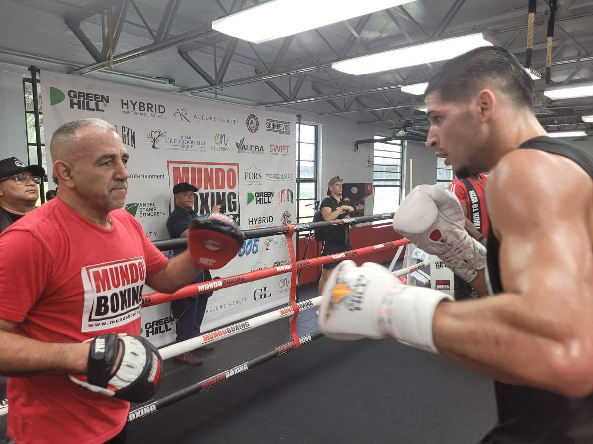 Anthony Martínez entrena con el profesor Pedro Díaz en el Tropical Park.