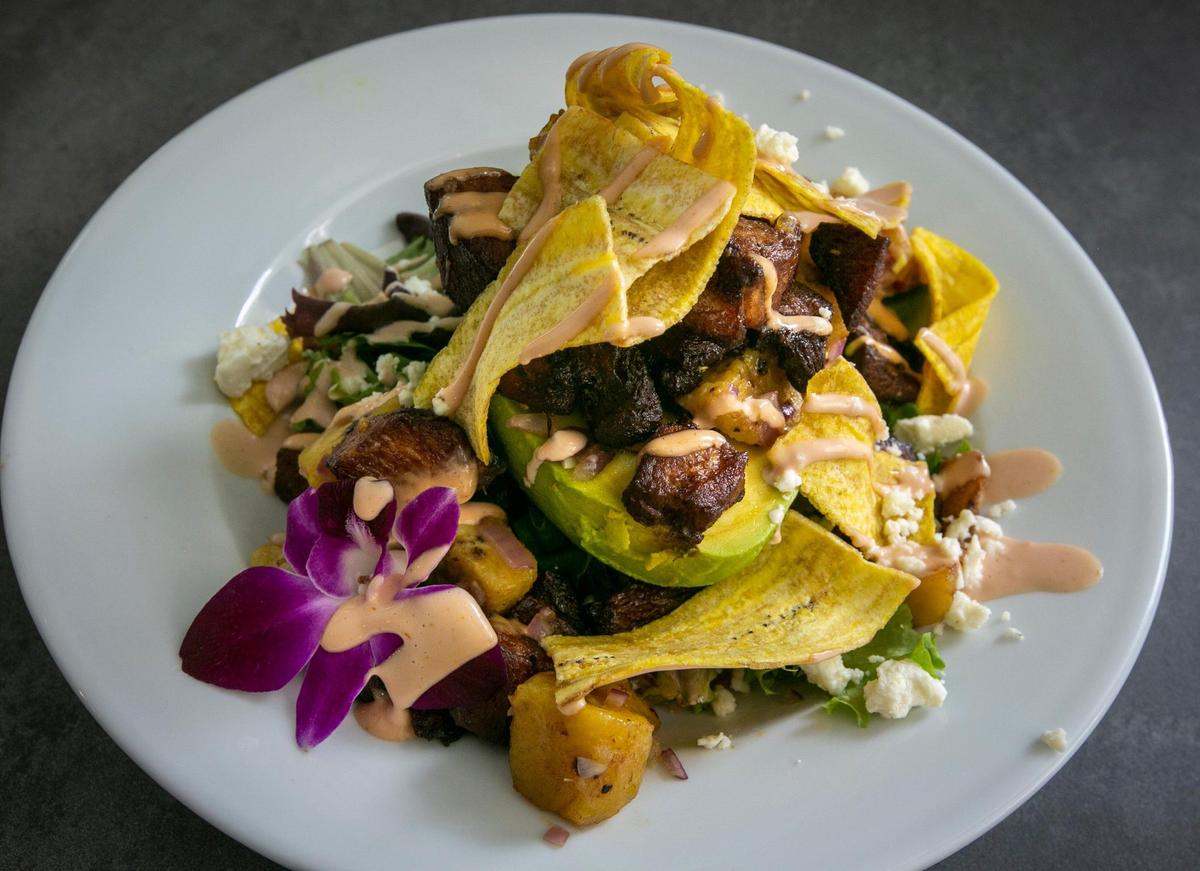 Aguacate relleno Freddy Pérez, un plato que lleva el nombre del suegro del dueño del Bistro Café, Jan Karlo Ruiz, quien abrió un segundo restaurante en Miami, en Laguna Street, en Coral Gables.